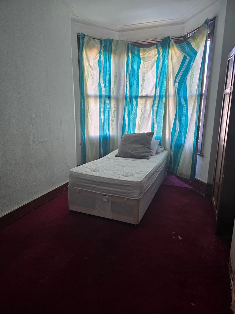 Single Room in Manor Park. £600 per month. No deposit to pay. Near Manor Park Train Station