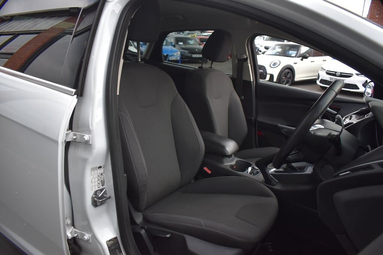 2014 Ford Focus 1.6 TDCi 115 Titanium Navigator 5dr HATCHBACK DIESEL Manual