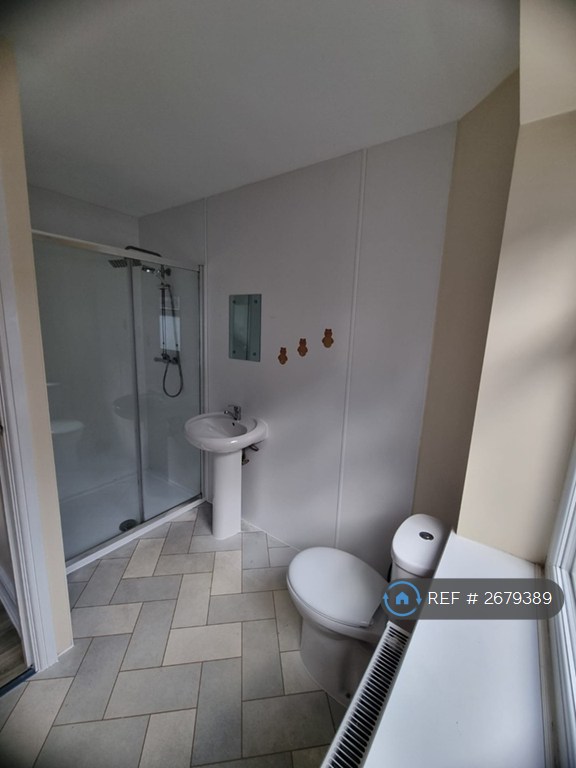 2 bedroom flat in New Ferry Road, Wirral, CH62 (2 bed) (#2679389)