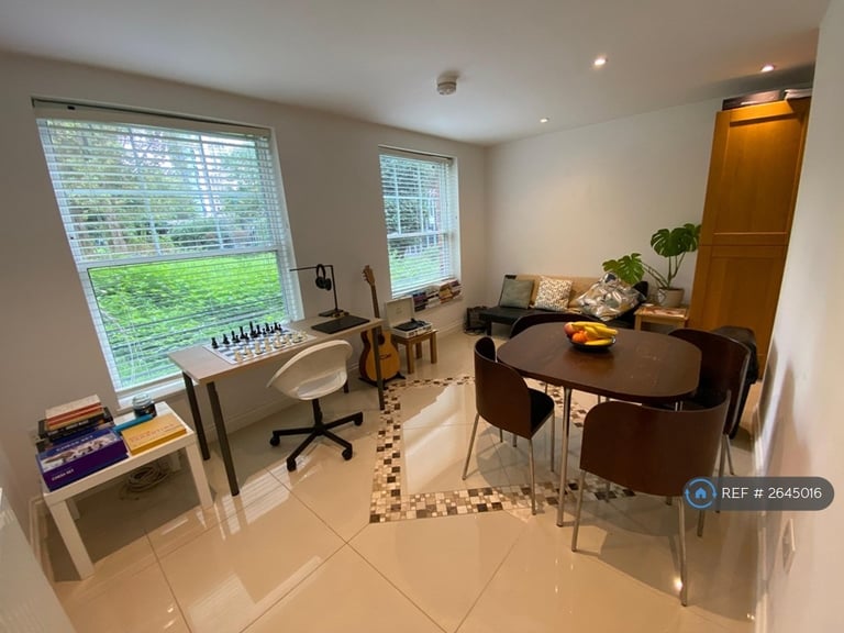 2 bedroom flat in Black Prince Rd, London, SE11 (2 bed) (#2645016)