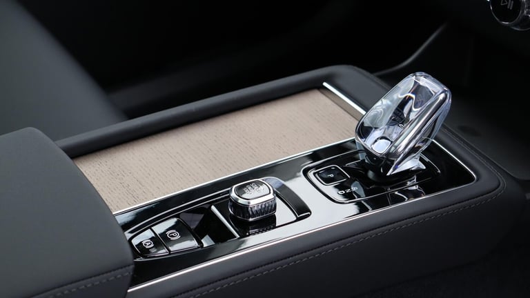 2025 Volvo XC90 B5 (P) AWD Plus Dark (Harman Kardon Sound, 360 Camera, Apple CarPlay, BLIS) ESTAT...