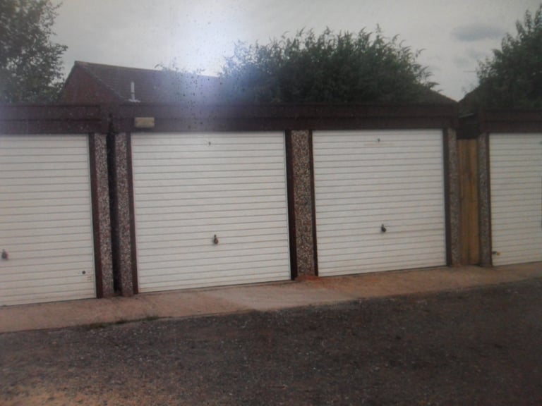 LOCK UP GARAGE TO LET IN WEST BROMWICH