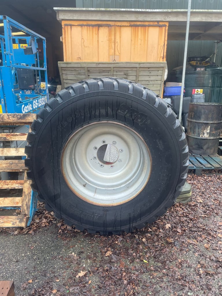 Tractor Tyres & wheel - Like new - BKT FL 693M tyres 