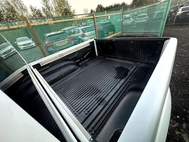 2013 Nissan Navara 3.0 dCi V6 Outlaw 4WD Diesel 4-Door Diesel