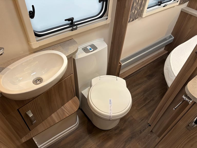 2022 SWIFT CHALLENGER 650, REAR FIXED ISLAND BED, CENTRE WASHROOM, ALDE, 