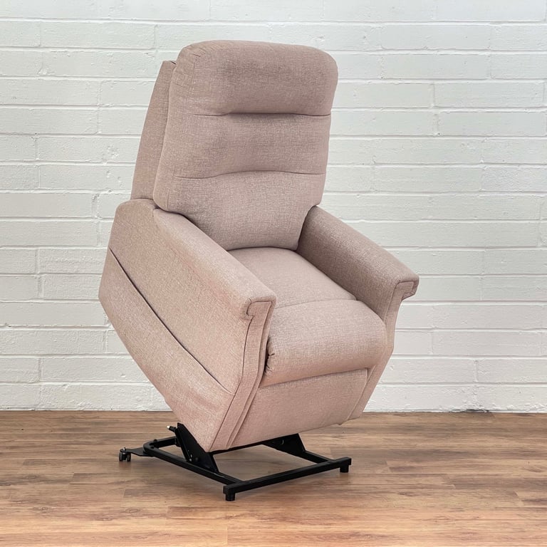 Celebrity Sandhurst Riser Recliner Chair – Large / Grande  