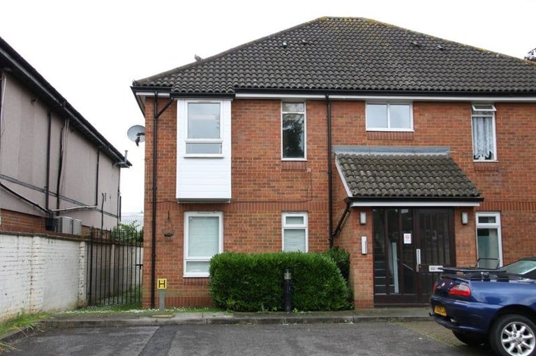 Amazing Studio flat to rent in Colliers Woods/ CR4 £1175