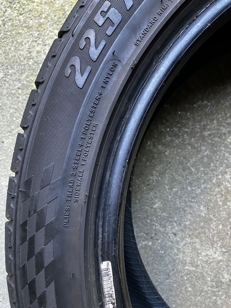 2 x Car Tyres UHP 225/45 ZR17 ROADX RXMOTION