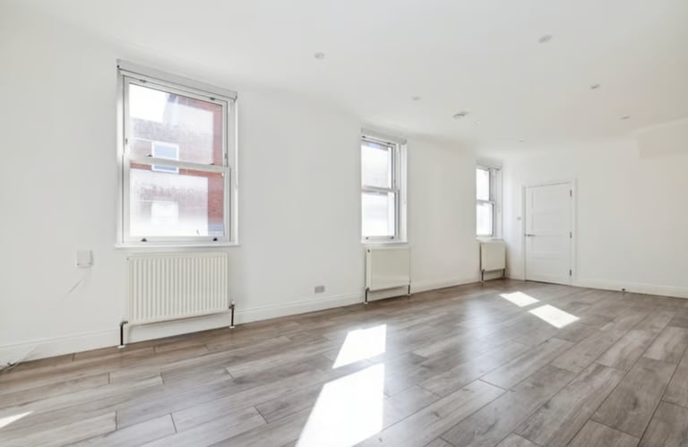 Modern 3-Bedroom Flat | Renovated | Fitted Kitchen | Parking | Pratt Street, Camden - NW1
