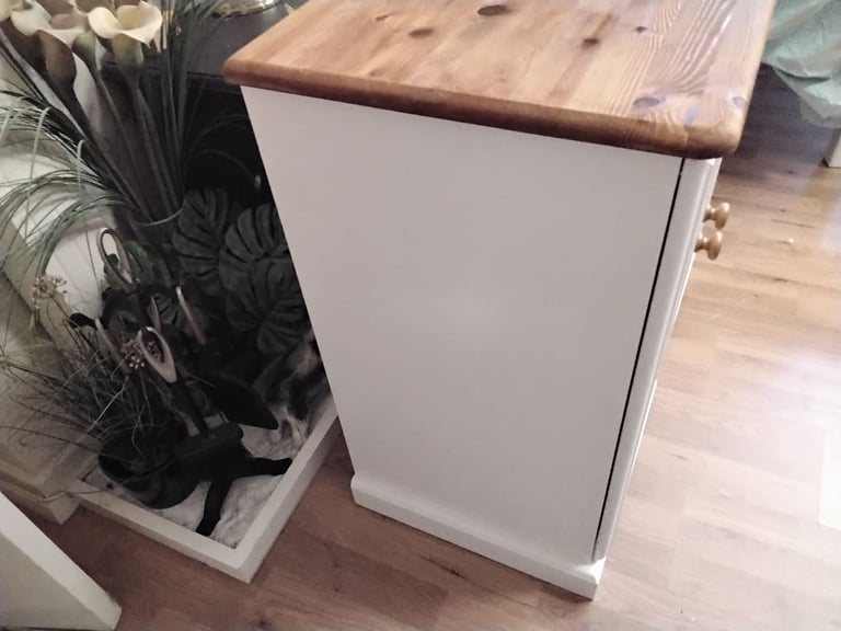 SIDEBOARD 
