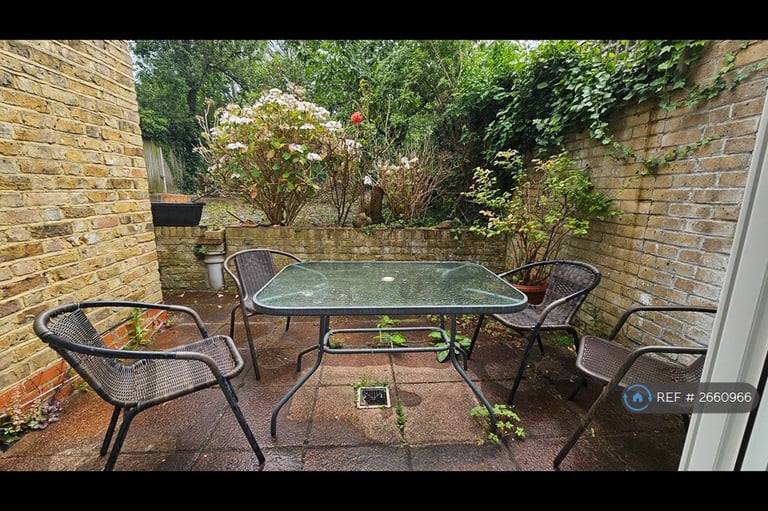 1 bedroom flat in Upper Richmond Road West, London, TW10 (1 bed) (#2660966)