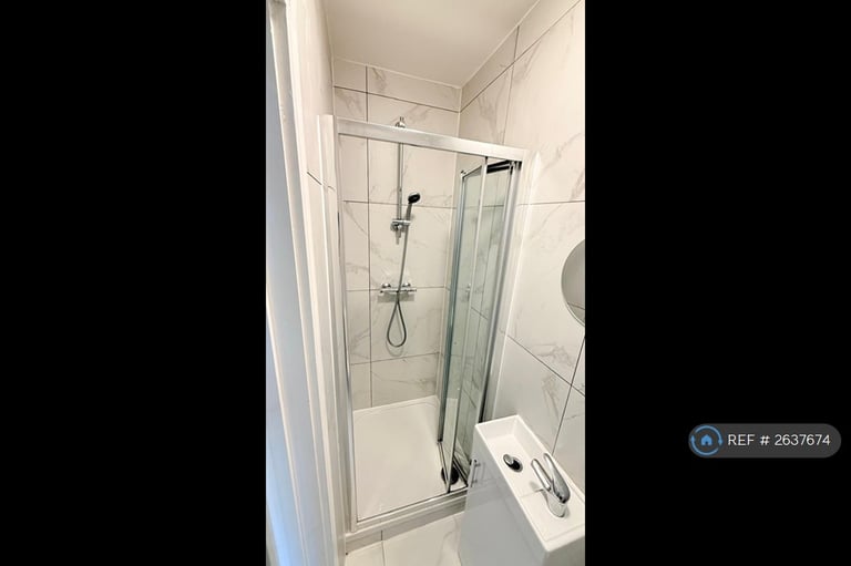 Studio flat in College Road, Cheshunt, Waltham Cross, EN8 (#2637674)
