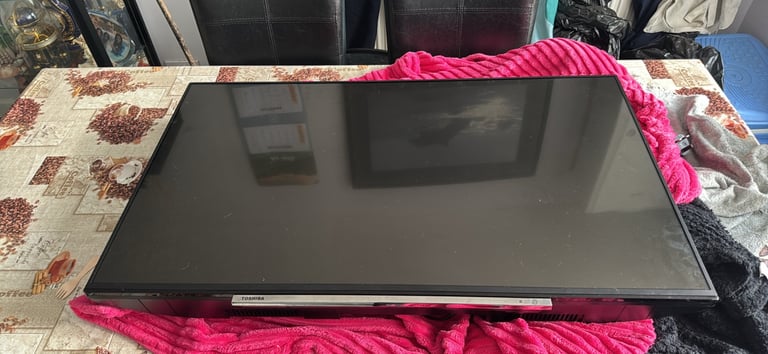 42” TOSHIBA SMART TV