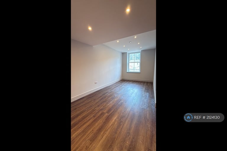 2 bedroom flat in Luton Road, Chatham, ME4 (2 bed) (#2124130)