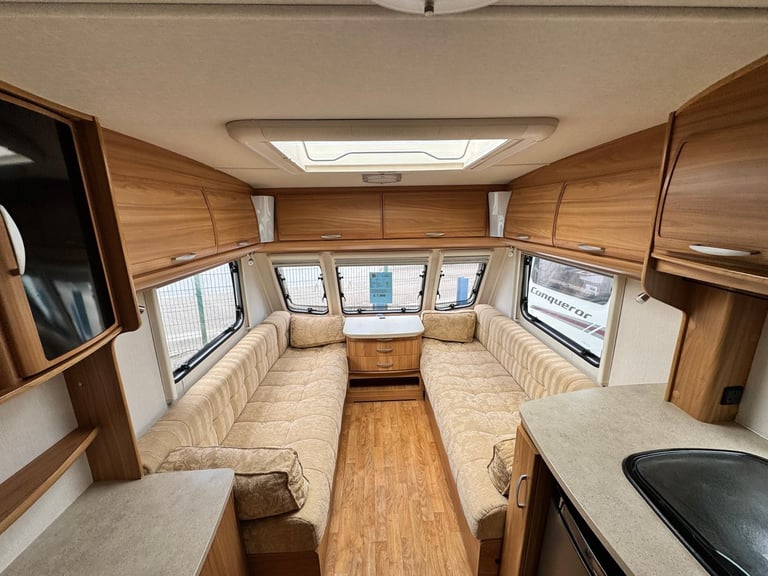 LUNAR CLUBMAN CK 2011 MODEL 2 BERTH REAR WASHROOM TOURING CARAVAN