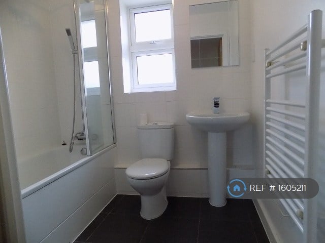 2 bedroom flat in Gray Court, Stevenage, SG1 (2 bed) (#1605211)
