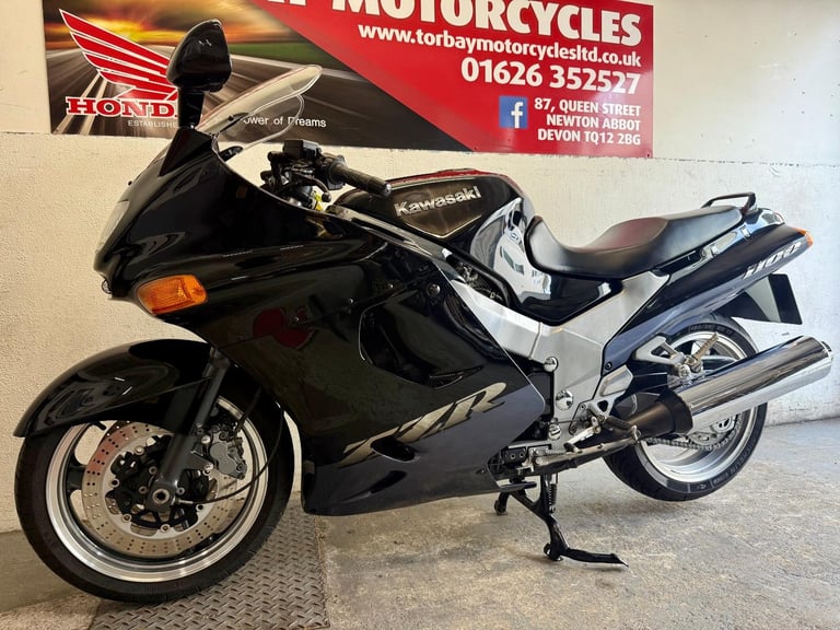 KAWASAKI ZZR1100-D6 SPORTS TOURER 1998 S REG 21877 MILES A STUNNING BIKE