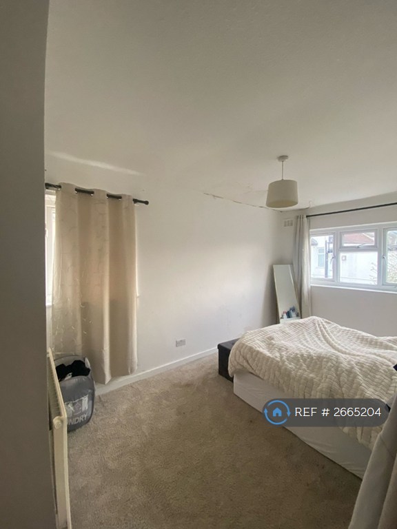 2 bedroom flat in Goodall Road, London, E11 (2 bed) (#2665204)