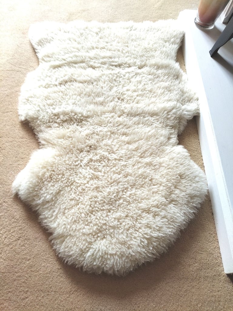 CREAM SHEEPSKIN RUG