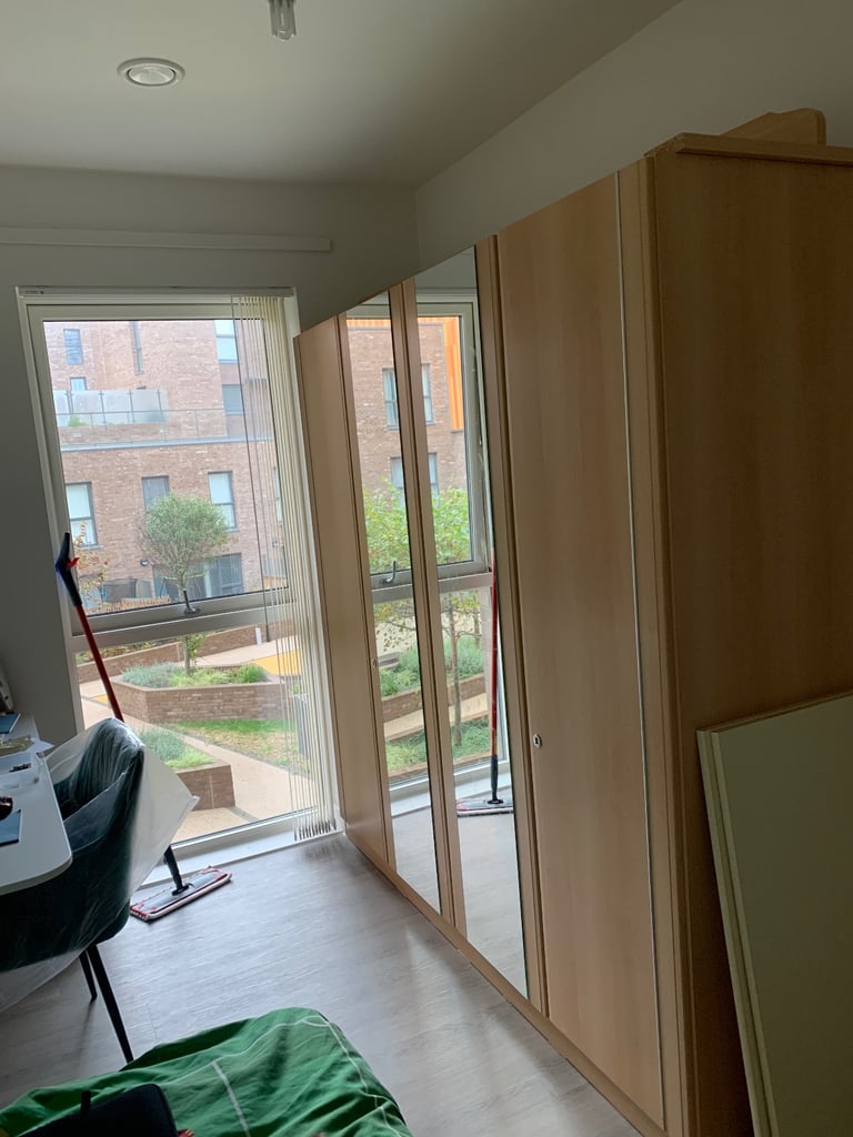 🚪 Moving Out Sale – Large Double Wardrobe (H:197cm W:200cm D:57cm) – Excellent Condition – £500