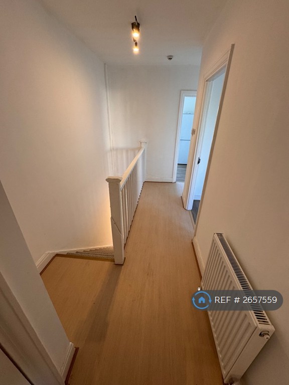 image for 3 bedroom house in London Road, Ashford, TW15 (3 bed) (#2657559)