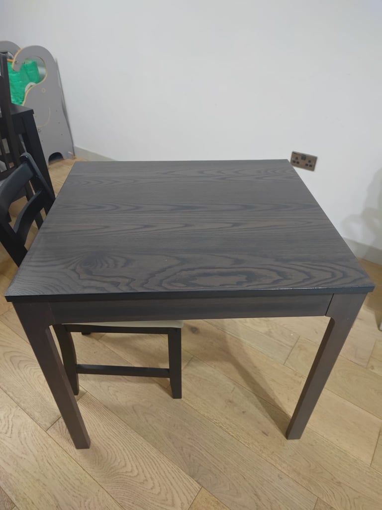 Ikea extendable table + 4 chair 