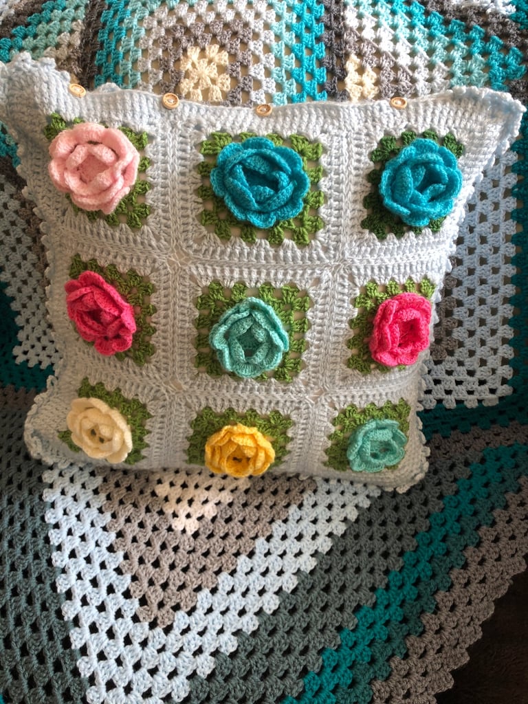 Handmade Crochet Blanket 155x155cm with 2 Free Cushion Covers – Beautiful Gift Set