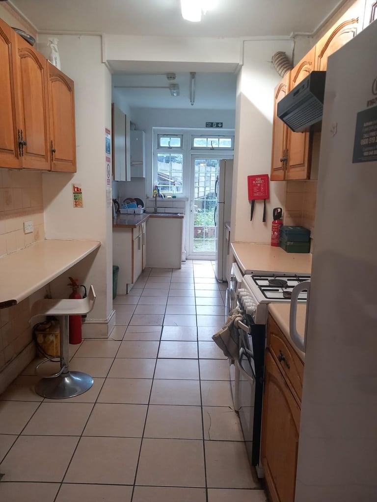 ROOM FOR RENT IN STONEBRIDGE PARK / WEMBLEY