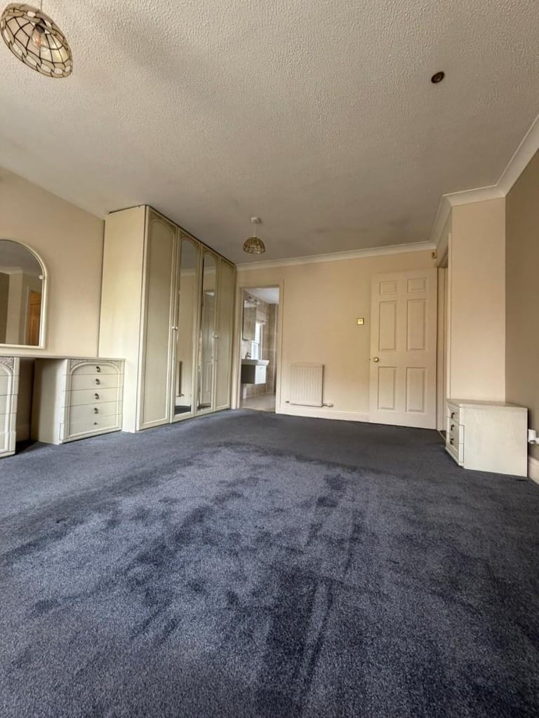 5 BEDROOM DETACHED HOME IN WINDSOR