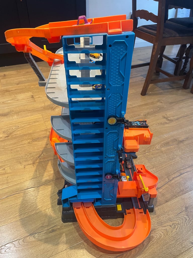 Hotwheels ultimate garage 