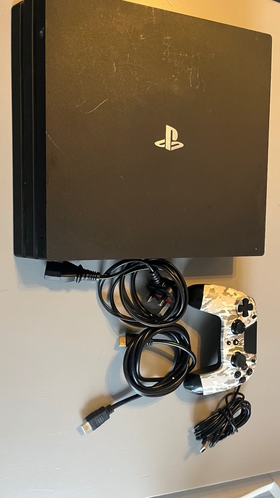 PS4 PRO with game ans all leads 