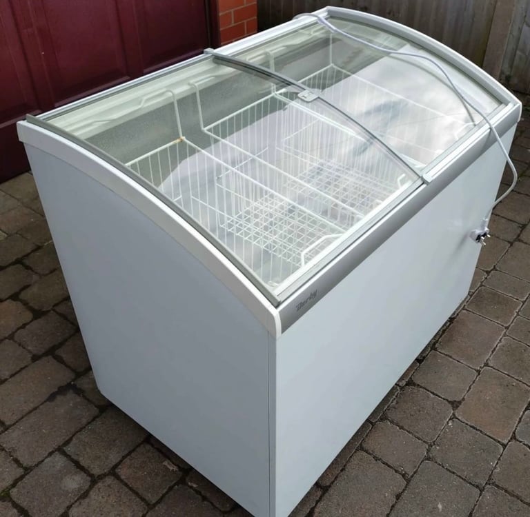 SLIDING DOORS (300L)  ICE CREAM DISPLAY CHEST FREEZER IN EXCELLENT WORKING CONDITION