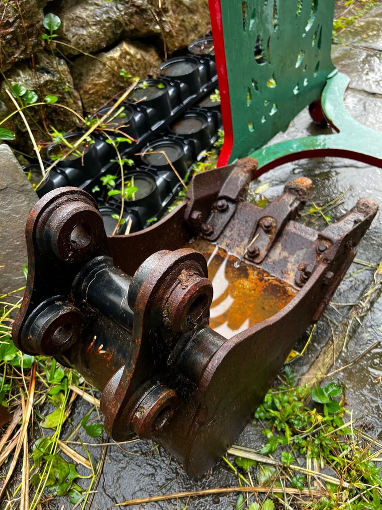 Takeuchi mini digger bucket