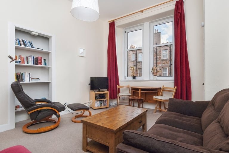 Very attractive, 1 bedroom plus box room flat in the heart of Tollcross – available August
