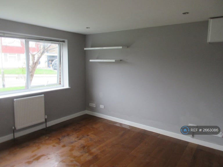 1 bedroom flat in Thaynesfield, Potters Bar, EN6 (1 bed) (#2663086)