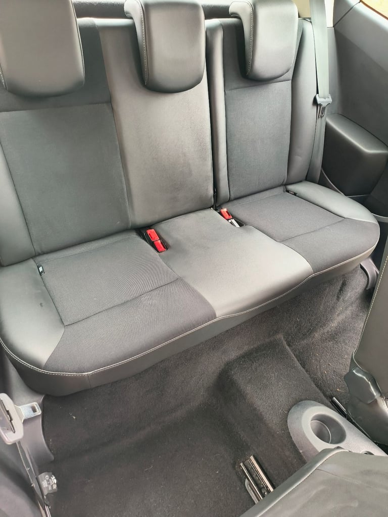 2011 Renault CLIO dynamique TomTom series.