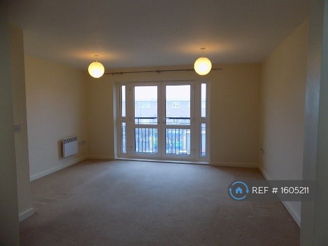 2 bedroom flat in Gray Court, Stevenage, SG1 (2 bed) (#1605211)