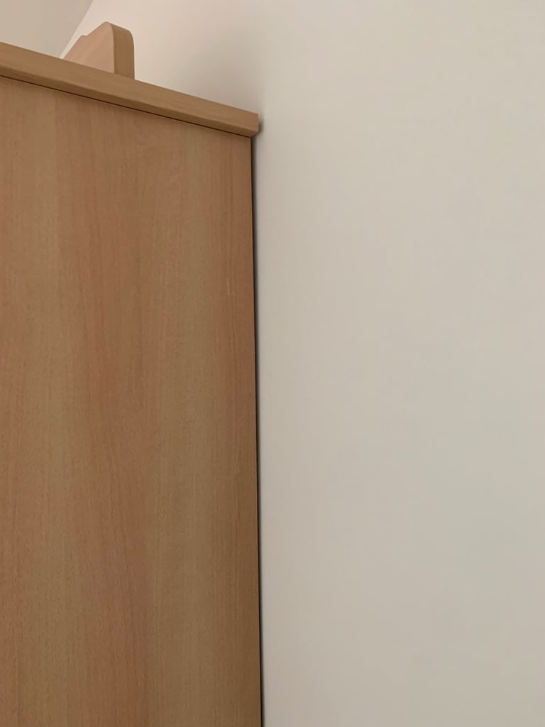 🚪 Moving Out Sale – Large Double Wardrobe (H:197cm W:200cm D:57cm) – Excellent Condition – £500