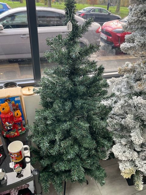 Artificial Christmas Tree – 140cm/4 ft 7 in, Great Condition