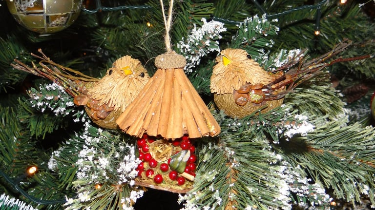 9ft / 2.7m dobbies Ulswater artificial Christmas tree and heavy duty click fix christmas tree base