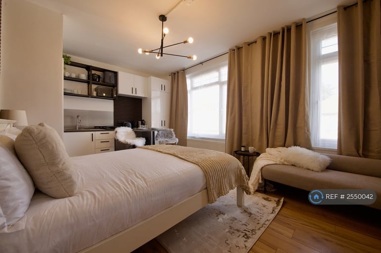 image for Studio flat in Sidney Avenue, London, N13 (#2550042)