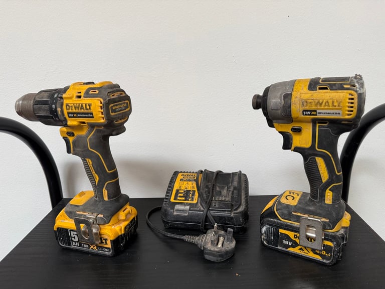 Set of dewalt /combi drill set 2x batteries and charger