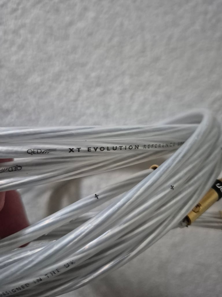 QED silver core speaker cable with Ugreen banana connectors.