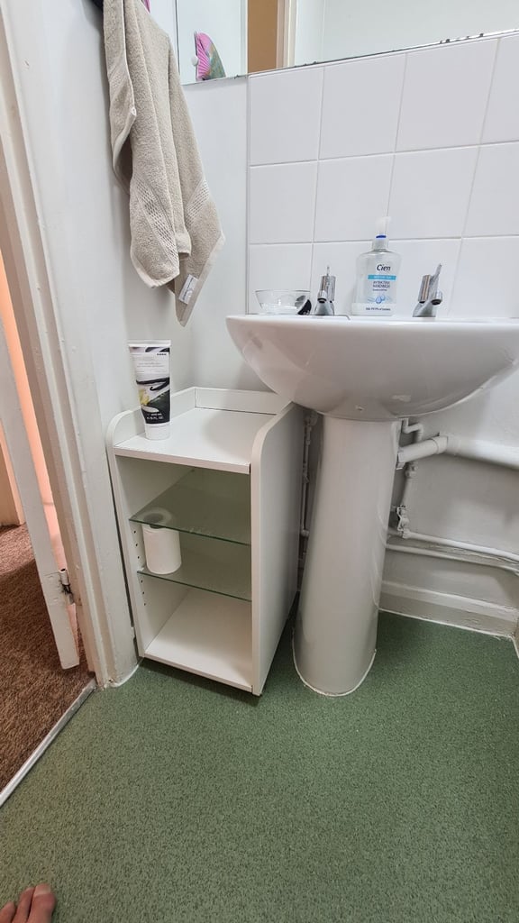 Bathroom cabinet on wheels