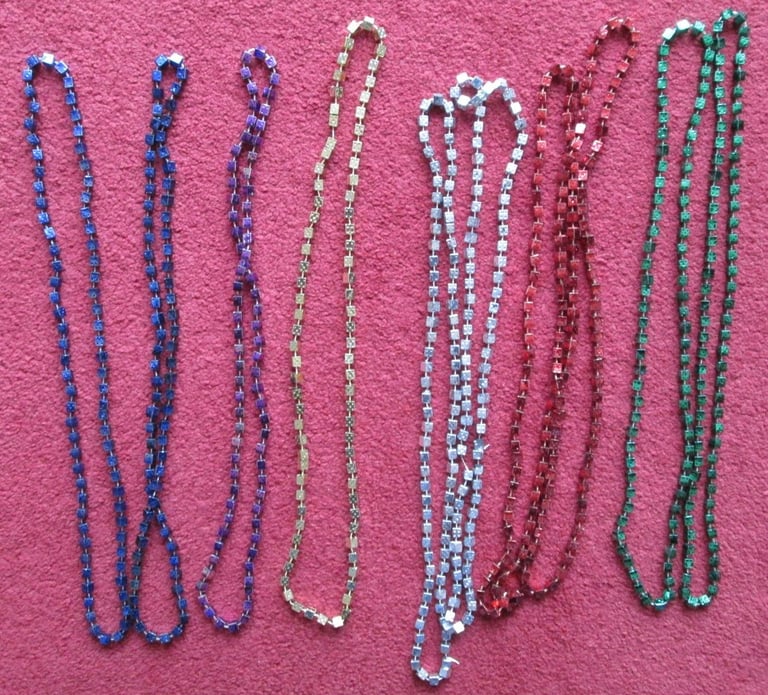 CHRISTMAS DECORATIONS/NECKLACES, TOTAL 10 ASSORTED COLOURED SQUARE DICE