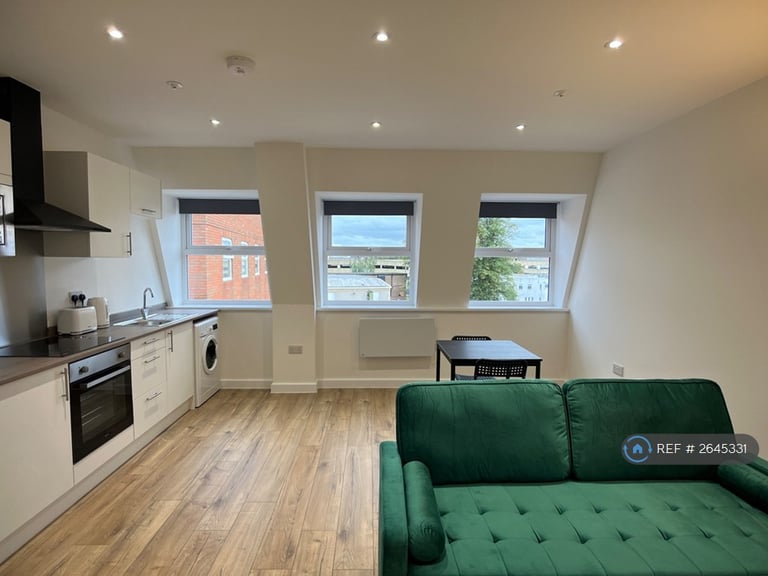 1 bedroom flat in Oriel House, Northampton, NN1 (1 bed) (#2645331)