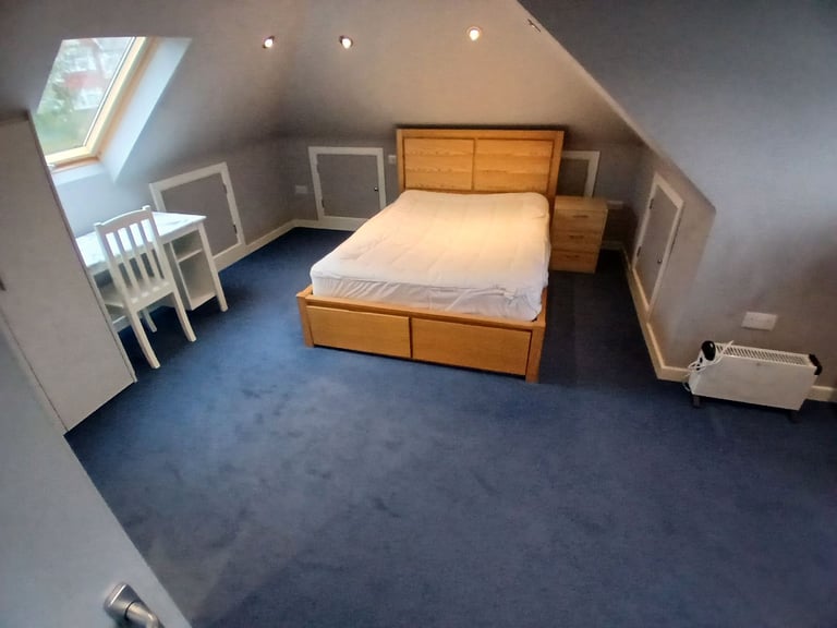 Large Double Room With en suite WC and ALL BILLS INCLUDED in Purley