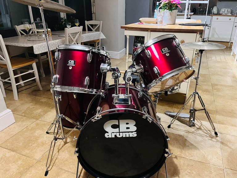 Drum kit with cymbals. Perfect starter set