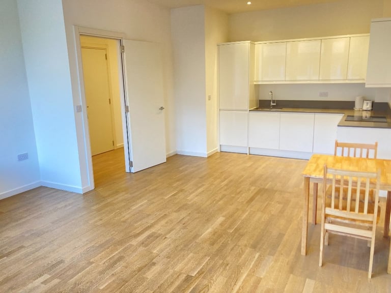 Modern Quality Spacious 1stFloor 1 Bed Flat Open Plan Car Park Pet