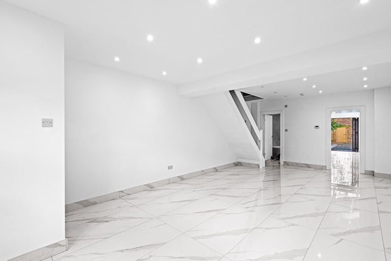 3 Bed 2 Bath 1WC House To Let SL4 ! **OPEN TO COMPANY LET**